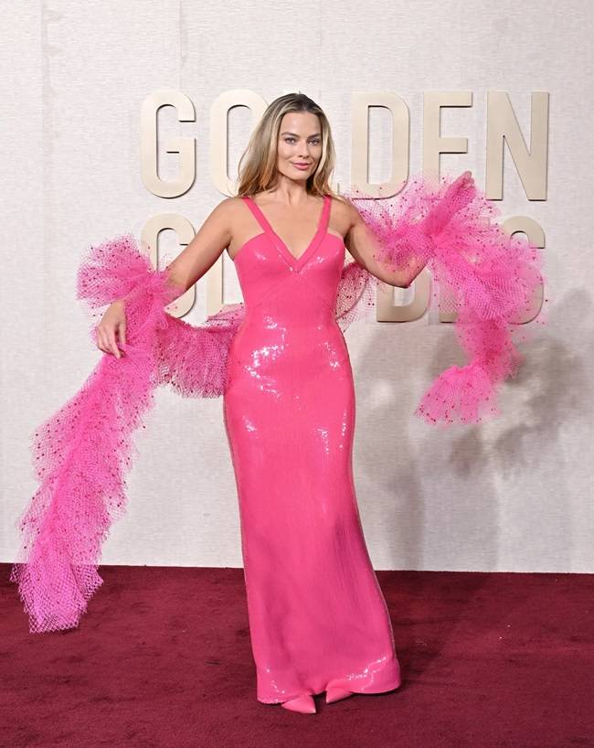 Margot Robbie Golden Globes 2024 Fashion